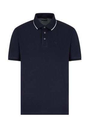 Polo shirt bleu marine en tissu texturé, avec une patte de boutonnage à trois boutons, col blanc et finitions blanches aux manches, et un logo discret sur la poitrine.