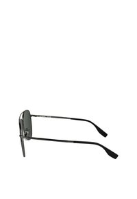 Occhiali da sole in metallo con una montatura rettangolare elegante, lenti oscurate e aste nere. Presentano un branding minimale sul lato.