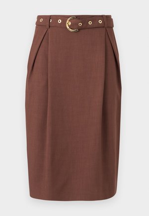 Καφέ φούστα μέχρι το γόνατο με ψηλή μέση, πιέτες κοντά στους γοφούς και ταιριαστή ζώνη με χρυσή κυκλική αγκράφα.