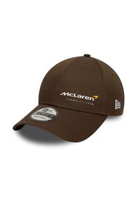 Brązowa regulowana czapka baseballowa z białym logiem zespołu McLaren Formula 1 z przodu oraz logo New Era z boku.