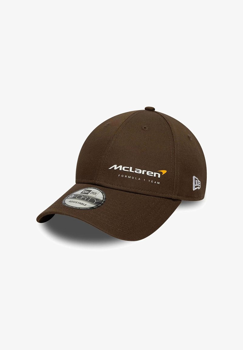 Brązowa regulowana czapka baseballowa z białym logiem zespołu McLaren Formula 1 z przodu oraz logo New Era z boku.