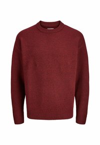 Pull en tricot rouge avec un col rond, des poignets et un ourlet côtelés, présentant un tissu texturé. La silhouette est décontractée et surdimensionnée.