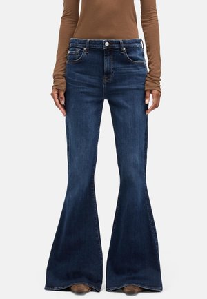 - Jeansy Bootcut