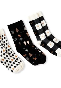 Trzy pary skarpetek z czarnymi, białymi i brązowymi świątecznymi wzorami: drzewka, zwierzęta, serca i kratka na białym tle.