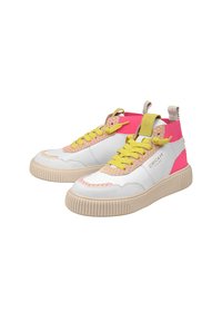 Hvide high-top sneakers med pink og gule accenter, en struktureret mønstret tunge og en chunky beige sål.