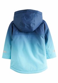 Veste de pluie dégradé bleu et bleu clair avec capuche, manches longues et accents réfléchissants sur les poignets. Tissu doux et résistant à l'eau.