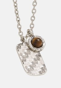 Colar de prata com um pendente texturizado e trançado, acompanhado de uma pedra marrom redonda. Os elos da corrente conferem um acabamento delicado.