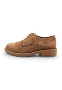 Scarpa in suede marrone con lacci, punta arrotondata, tacco basso impilato e dettagli di cucitura a contrasto lungo la tomaia e i pannelli laterali.
