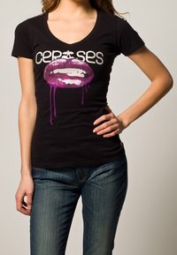 Schwarzes V-Neck-T-Shirt mit einem grafischen Motiv von lila Lippen und silbernem Text darüber. Weicher Stoff, figurbetonter Schnitt, kurze Ärmel und lässiger Stil.