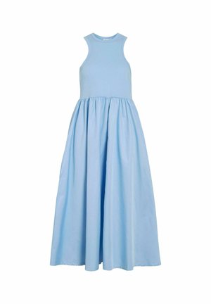 Robe sans manches bleu clair avec un corsage ajusté et une jupe fluide et froncée, faite d'un tissu doux qui tombe délicatement.