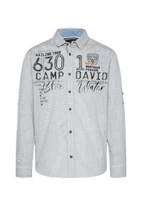 Camisa abotonada gris claro con gráficos de texto en negro, que incluyen temas náuticos. Presenta un cuello y mangas largas. Tejido texturizado.