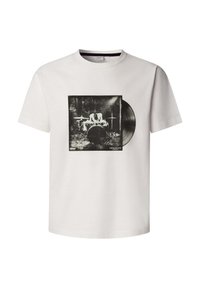 Wit katoenen T-shirt met een zwart-witte afbeelding van een drummer en een vinylplaat, gedrukt op de voorkant, gecentreerd, rechthoekig ontwerp.