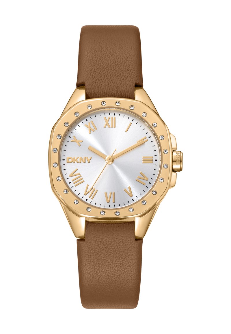 DKNY-horloge met een zilveren wijzerplaat, gouden uurmarkeringen en een met edelstenen bezette bezel, met een bruine leren band en octagonale kastontwerp.