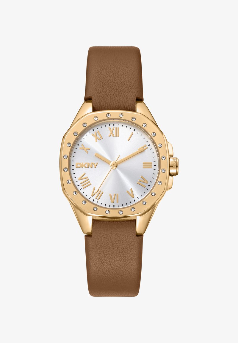 DKNY-Uhr mit silbernem Zifferblatt, goldfarbigen Stundenmarkierungen und mit Juwelen besetzter Lünette, ausgestattet mit einem braunen Lederarmband und einem achteckigen Gehäusedesign.