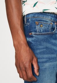 Scotch & Soda Vaqueros pitillo - metallic blue