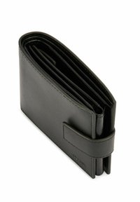 Czarny skórzany portfel z klapką na zatrzask, częściowo otwarty, ukazujący wiele przegródek na karty wewnątrz, sfotografowany na białym tle.