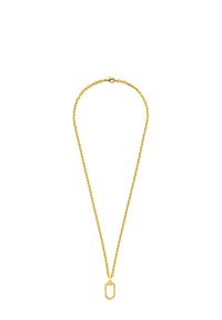 Goldene Halskette mit ovalem Anhänger und Karabinerverschluss auf weißem Hintergrund.