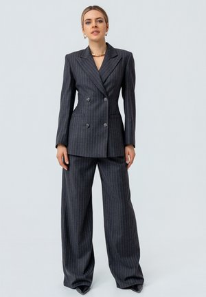 SVELTE - Krótki płaszcz