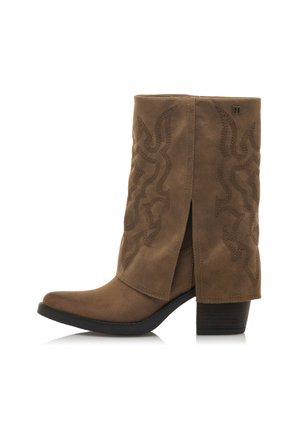 Stivale da cowboy in suede marrone con design di cuciture curve, punta appuntita e tacco spesso. Presenta una fessura laterale e una superficie testurizzata.