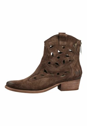 Stivaletto in camoscio marrone con motivi floreali ritagliati, tacco a blocco in legno e chiusura laterale con cerniera.