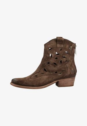 Stivaletto in camoscio marrone con motivi floreali ritagliati, tacco a blocco in legno e chiusura laterale con cerniera.