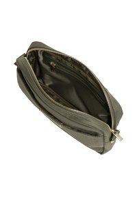 Olivengrøn stofpose med en glat tekstur, lynlåslukning og guldhardware. Indersiden indeholder flere rum og et foringsmønster.