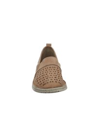 Zapato ligeramentes marrón de tipo slip-on con diseño perforado en la parte superior, que presenta una banda de acento en color beige y una suela de goma texturizada.