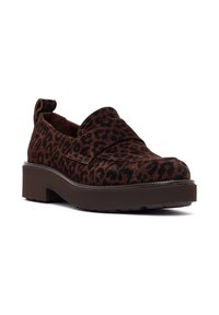 Scarpa slip-on in suede maculato nei toni del marrone, con suola e tacco spessi e bassi di colore marrone, punta rotonda e piccolo anello sul retro per una facile calzata.