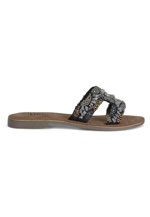 Flad brun slip-in sandal med sorte dobbelte remme pyntet med grå, gule og sølvfarvede perler og sten som dekoration.