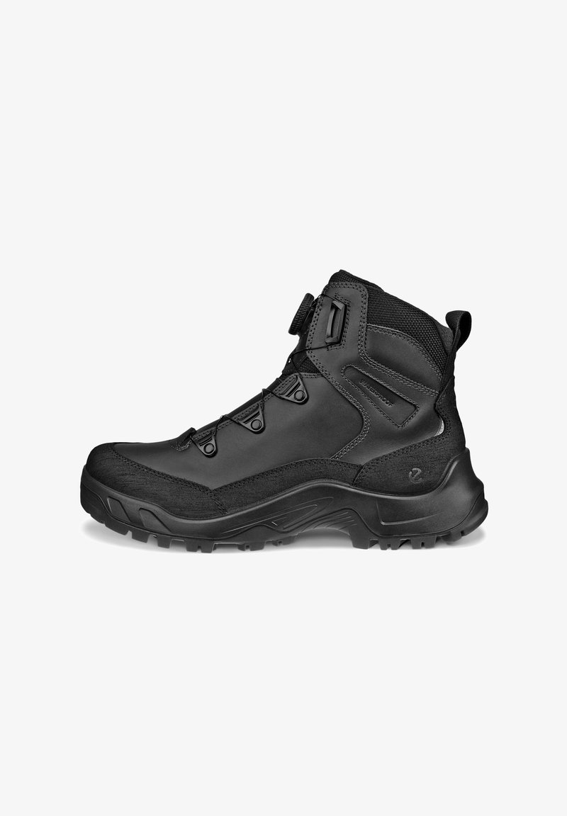 Stivale da trekking nero con design a alta caviglia, materiale impermeabile, tessuto testurizzato e sistema di allacciatura rapida. Presenta una suola robusta per una migliore aderenza.