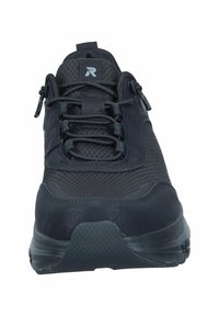 Baskets de sport noires avec une tige en tissu texturé, dotées d'un panneau en maille, d'un bout arrondi et d'une solide semelle en caoutchouc. Les lacets passent à travers des œillets renforcés.