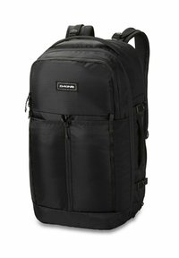 Mochila negra con tejido texturizado, doble cremallera frontal, correas ajustables y parche con logotipo. Cuenta con bolsillos laterales y fondo reforzado.