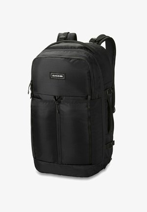 Zaino nero con tessuto texturizzato, doppi zip frontali, spallacci regolabili e patch con logo. Dotato di tasche laterali e fondo rinforzato.