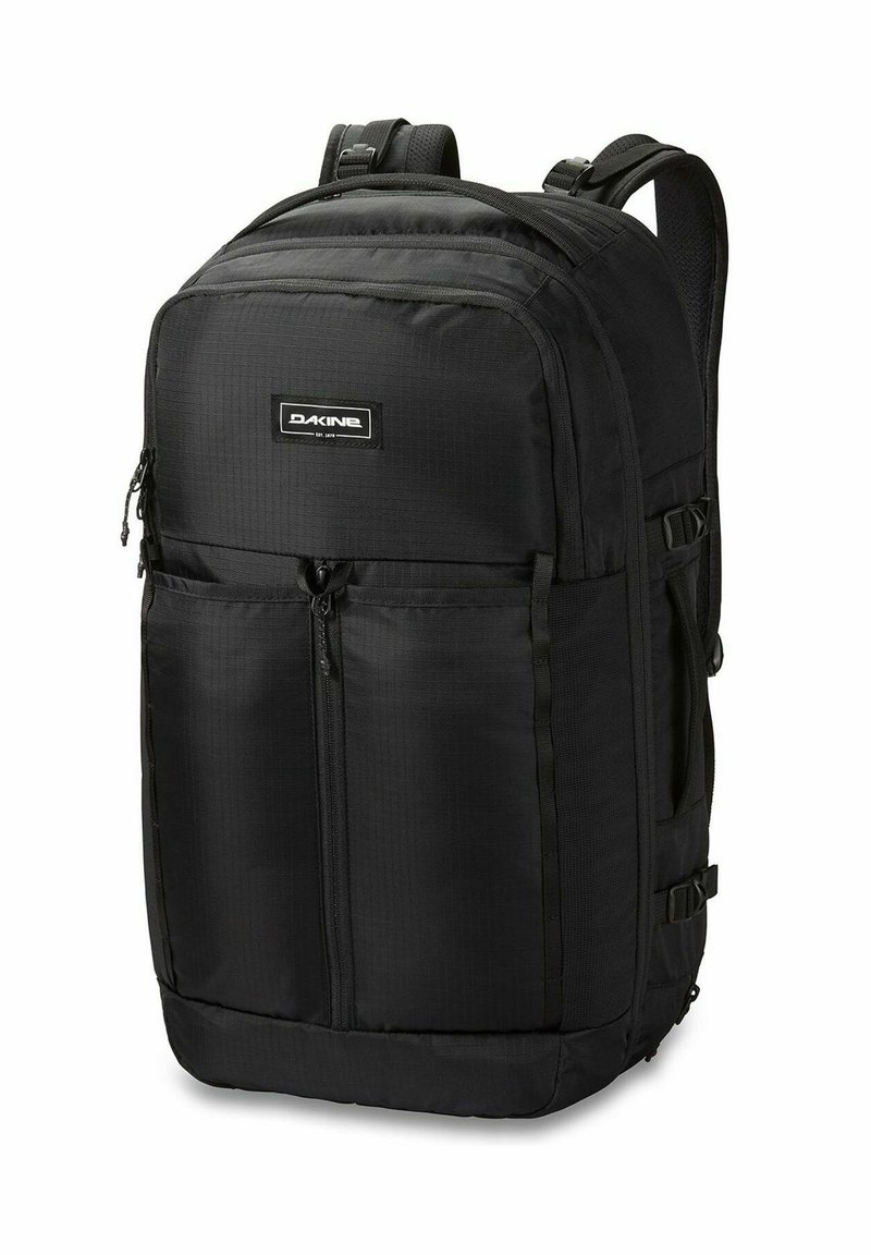 Mochila negra con tejido texturizado, doble cremallera frontal, correas ajustables y parche con logotipo. Cuenta con bolsillos laterales y fondo reforzado.