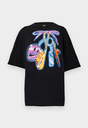 Μαύρο μπλουζάκι με πολύχρωμο νέον γραφικό με μπρελόκ που περιλαμβάνει ροζ φιόγκο από κορδόνι παπουτσιών, μωβ χαμογελαστό πρόσωπο, πορτοκαλί λογότυπο Nike και μπλε ετικέτα "AIR".