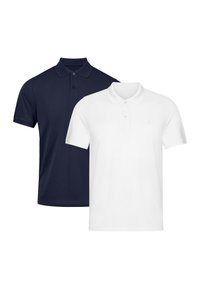 Due polo shirt, uno blu navy e uno bianco. Entrambi presentano un colletto classico, maniche corte e placket con bottoni; realizzati in tessuto liscio.