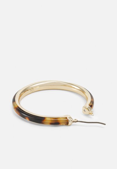 Boucle d'oreille en écaille de tortue avec une finition brillante, dotée d'une charnière et d'un tige en ton doré. Forme circulaire classique ; design léger.