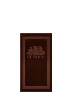 Asciugamano rettangolare marrone scuro con un bordo marrone più chiaro e un logo del sole sopra la parola "SUNDEK" centrati sullo stesso.