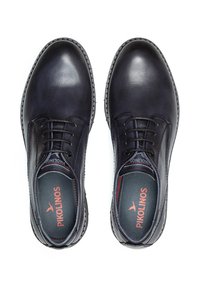 Des chaussures en cuir bleu foncé avec une finition lisse, des orteils ronds et un design à lacets. Elles présentent un logo rouge sur les semelles intérieures et des coutures contrastées.