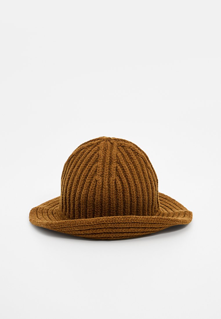 Brauner gerippter Strickhut mit einer abgerundeten Krone und breiter, flacher Krempe. Die Textur ist weich und leicht elastisch.