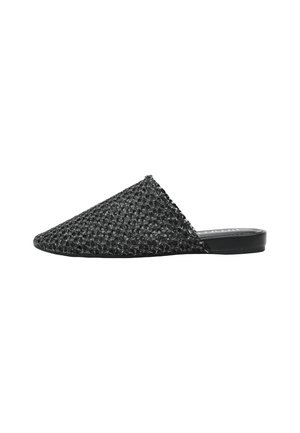 Mules noires tissées à bout pointu, à enfiler, à semelle plate et talon ouvert, conçues pour un usage décontracté.