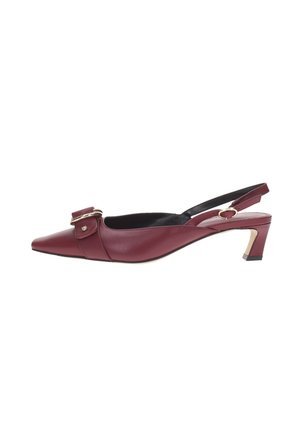 Scarpa slingback in pelle bordeaux con punta affusolata, piccola fibbia decorativa e tacco quadrato di media altezza. Texture liscia con finitura lucida.
