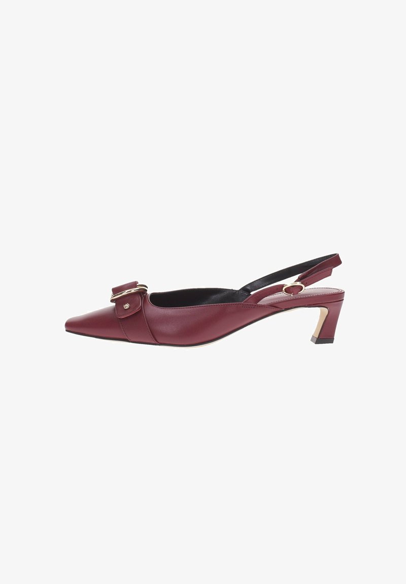 Scarpa slingback in pelle bordeaux con punta affusolata, piccola fibbia decorativa e tacco quadrato di media altezza. Texture liscia con finitura lucida.