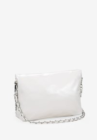 Bolso de mano de imitación cuero blanco con textura suave, forma rectangular y una cadena plateada como asa en un lado.