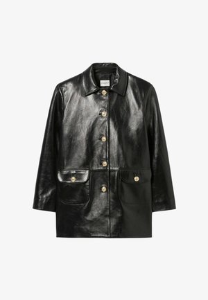 Giacca in pelle nera con colletto, bottoni dorati e due tasche frontali. Tessuto liscio con un taglio dritto classico.