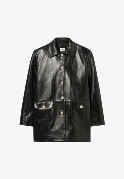 Chaqueta de cuero negra con cuello tipo solapa, botones dorados y dos bolsillos delanteros. Textura suave con un corte clásico y recto.