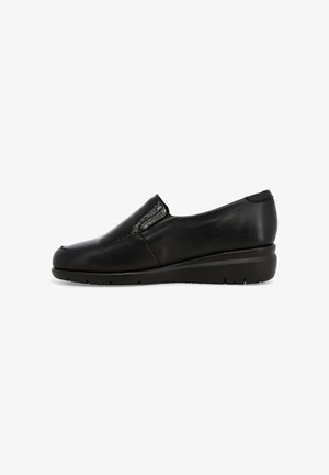 Scarpa nera in pelle senza lacci con suola a zeppa bassa e inserti elastici sui lati, progettata per comfort e uso quotidiano.