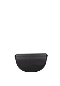 Clutch in pelle nera con un design curvo e strutturato. Presenta una chiusura a patta liscia e un fondo arrotondato. Forma compatta e minimalista.