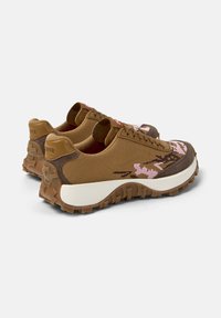 Braune Strick-Sneaker mit pinken und weißen Akzenten, strukturierten Sohlen, gepolstertem Kragen und verstärktem Fersenbereich. Leichtes Design für hohen Tragekomfort.