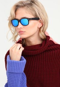 Ray-Ban UNISEX - Occhiali da sole - black/grey/mirror blue